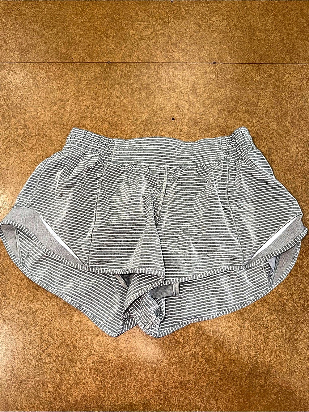lululemon GIRLS Hotty Hot Short II *2.5" (Hype Stripe Raceway Grey White / Racew